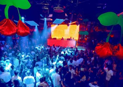 pacha ofir, inside view full of people